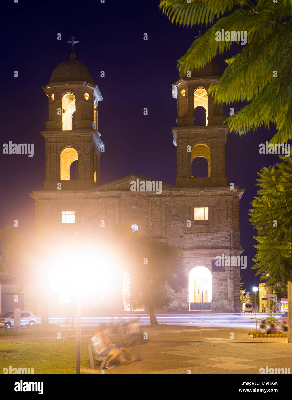 Vista serale della chiesa cattolica di Dolores, sulla piazza con la fontana e il Memorial. Uruguay, Sud America Foto Stock