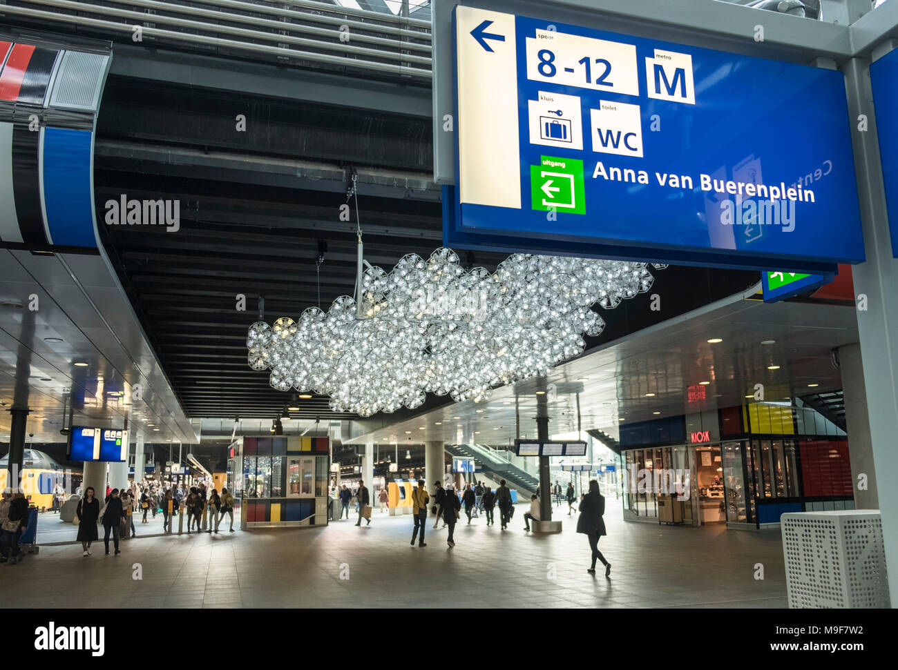 Pendolari a Den Haag (L'Aia) Stazione centrale, Paesi Bassi. Foto Stock