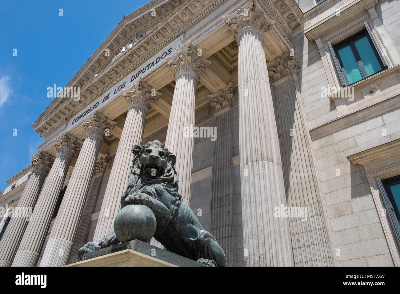 La facciata esterna del Congreso de los Diputados (Congresso dei Deputati) edificio, casa inferiore di Cortes Generales, Spagna del ramo legislativo, Madrid. Foto Stock