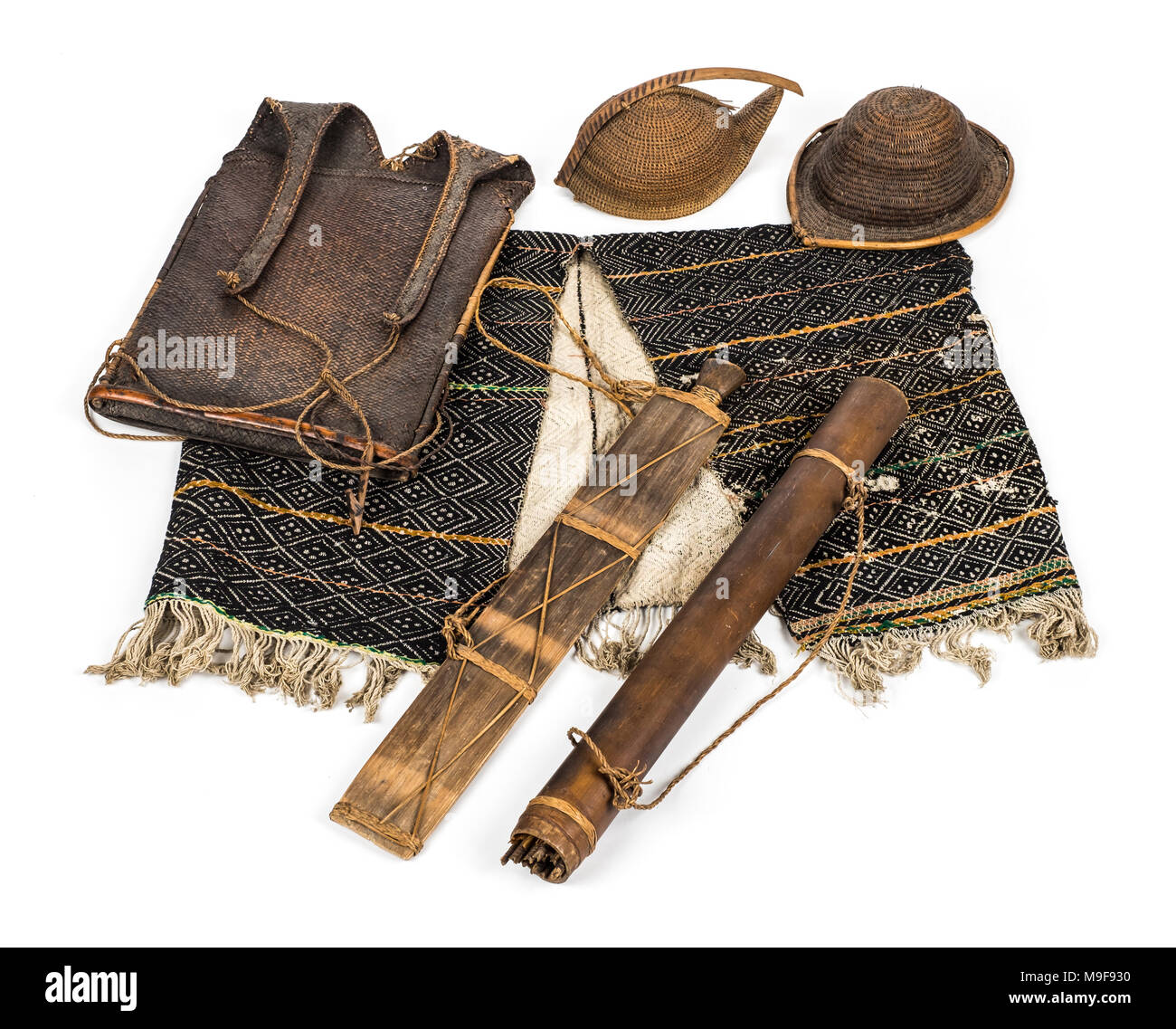 Tribù Apatani elementi tra cui un Yatee hat, Bopa hat e altri articoli di tessuto da bambù e canna da zucchero. La Apatani sono da Arunachal Pradesh in India. Foto Stock