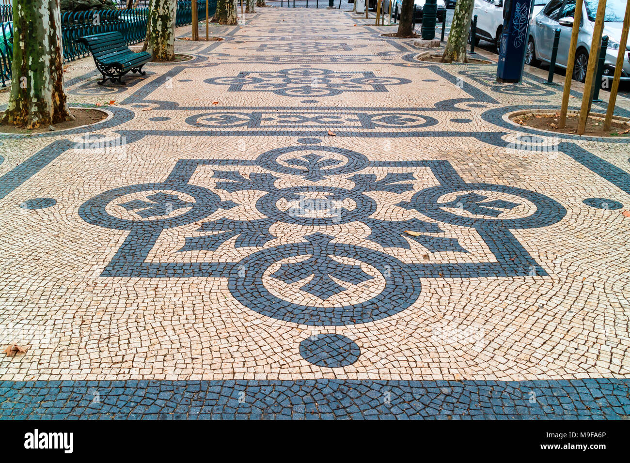 Vintage pavimentazioni a mosaico nel centro storico della città di Lisbona, Portogallo. Foto Stock
