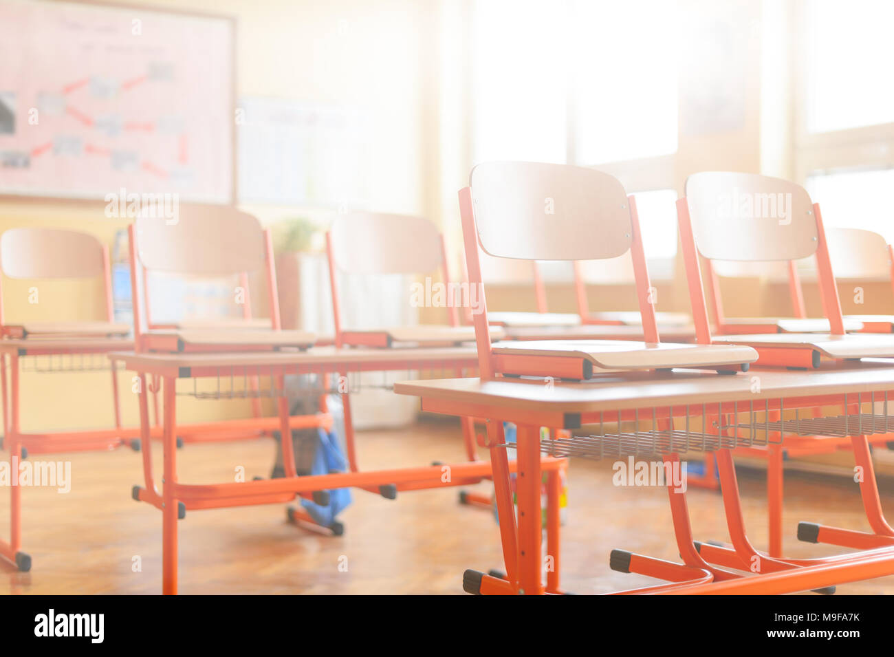 Aula vuota con la scuola scrivanie, sedie e lavagna. Il concetto di istruzione. Foto Stock