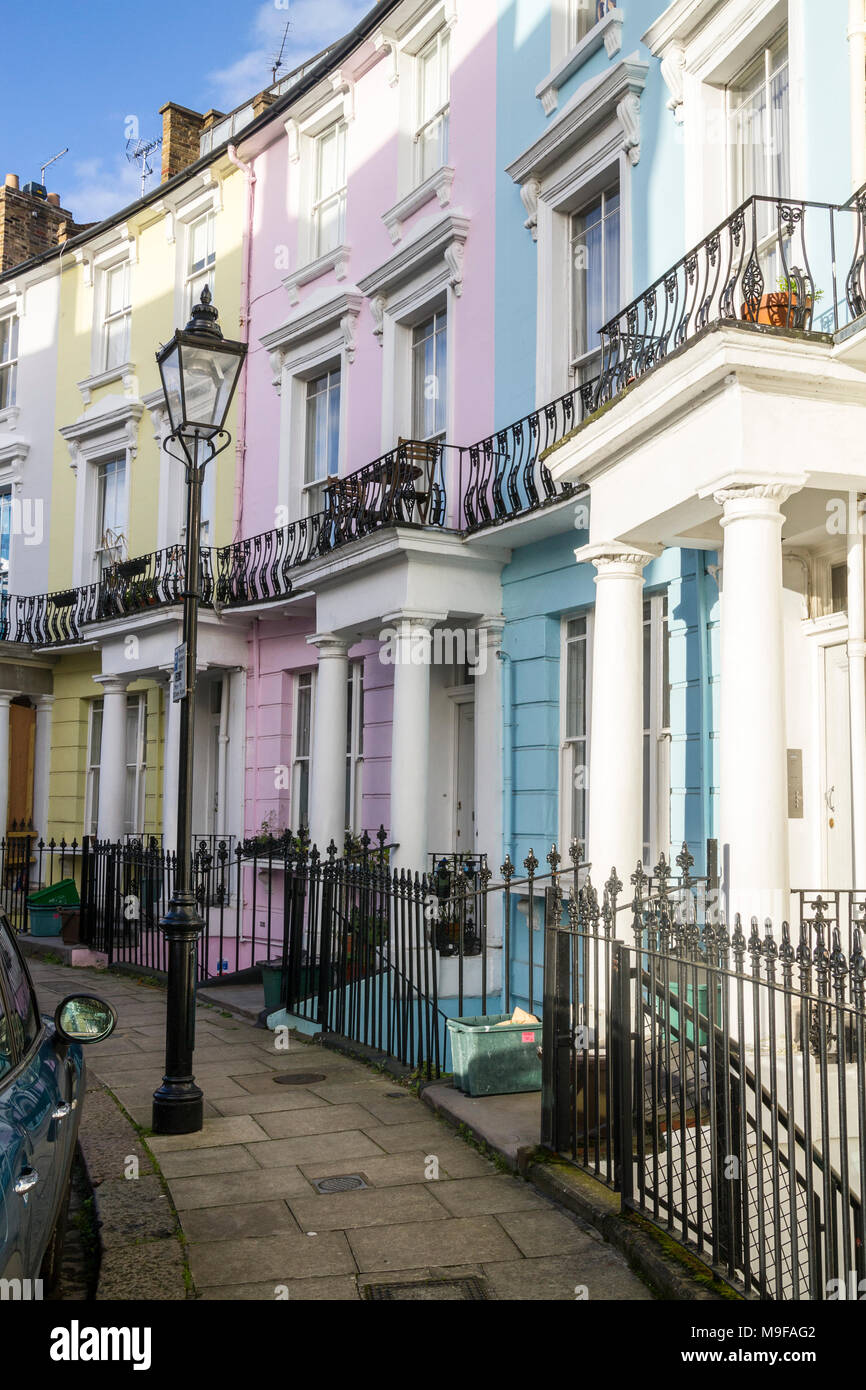 Case colorate, Primrose Hill London Paddington Bear posizione Film, pellicola a secco, la casa della famiglia marrone, Chalcot Crescent london Primrose Hill Foto Stock