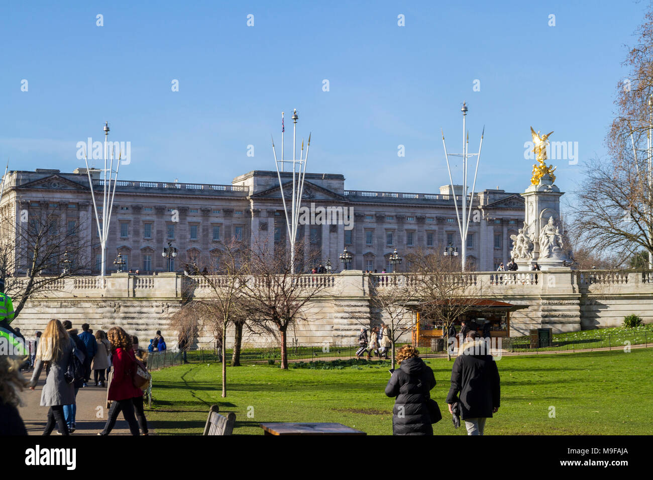 La folla di turisti si sono riuniti presso la Queen Victoria monumento, statua fuori Buckingham Palace, London REGNO UNITO British concetto mall statua home royal casa famiglia Foto Stock