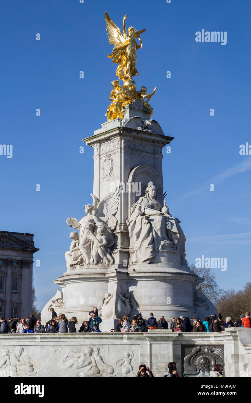 La folla di turisti si sono riuniti presso la Queen Victoria monumento, statua fuori Buckingham Palace di Londra UK London mall monumento, Gran Bretagna British royals Foto Stock