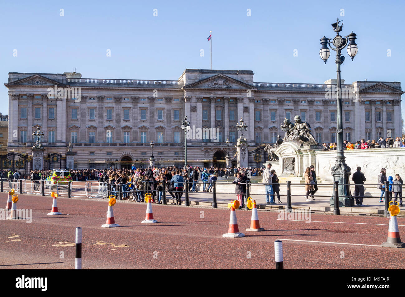 Piena vista del paesaggio di Buckingham Palace road chiusa, royal guard, Londra uk, tipicamente britannico, concetto britannico vista dal mall Foto Stock