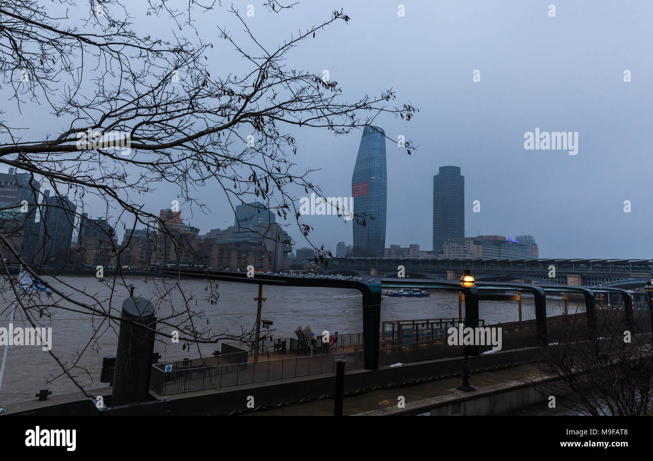 Vista del fiume Tamigi da Paolo a piedi, sulla riva nord del Tamigi, Londra, Inghilterra, Regno Unito. Foto Stock