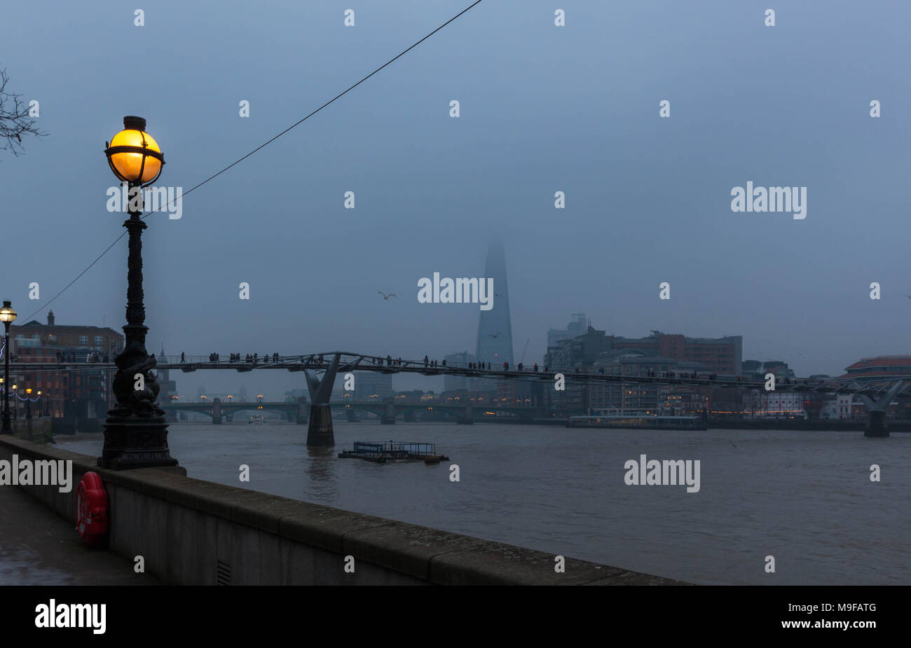 Vista del fiume Tamigi da Paolo a piedi, sulla riva nord del Tamigi, Londra, Inghilterra, Regno Unito. Foto Stock