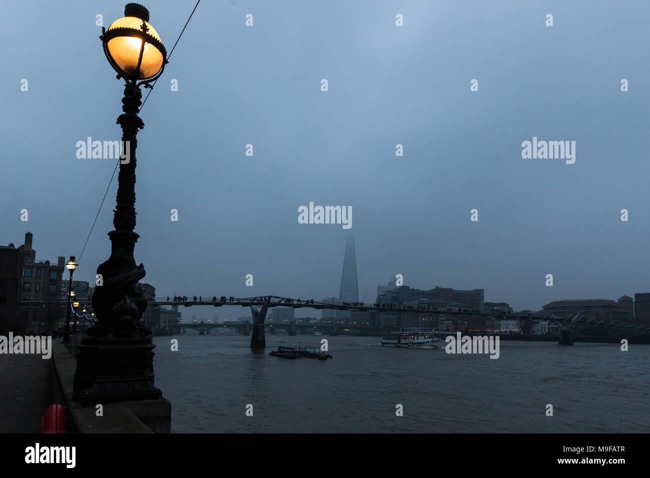 Vista del fiume Tamigi da Paolo a piedi, sulla riva nord del Tamigi, Londra, Inghilterra, Regno Unito. Foto Stock