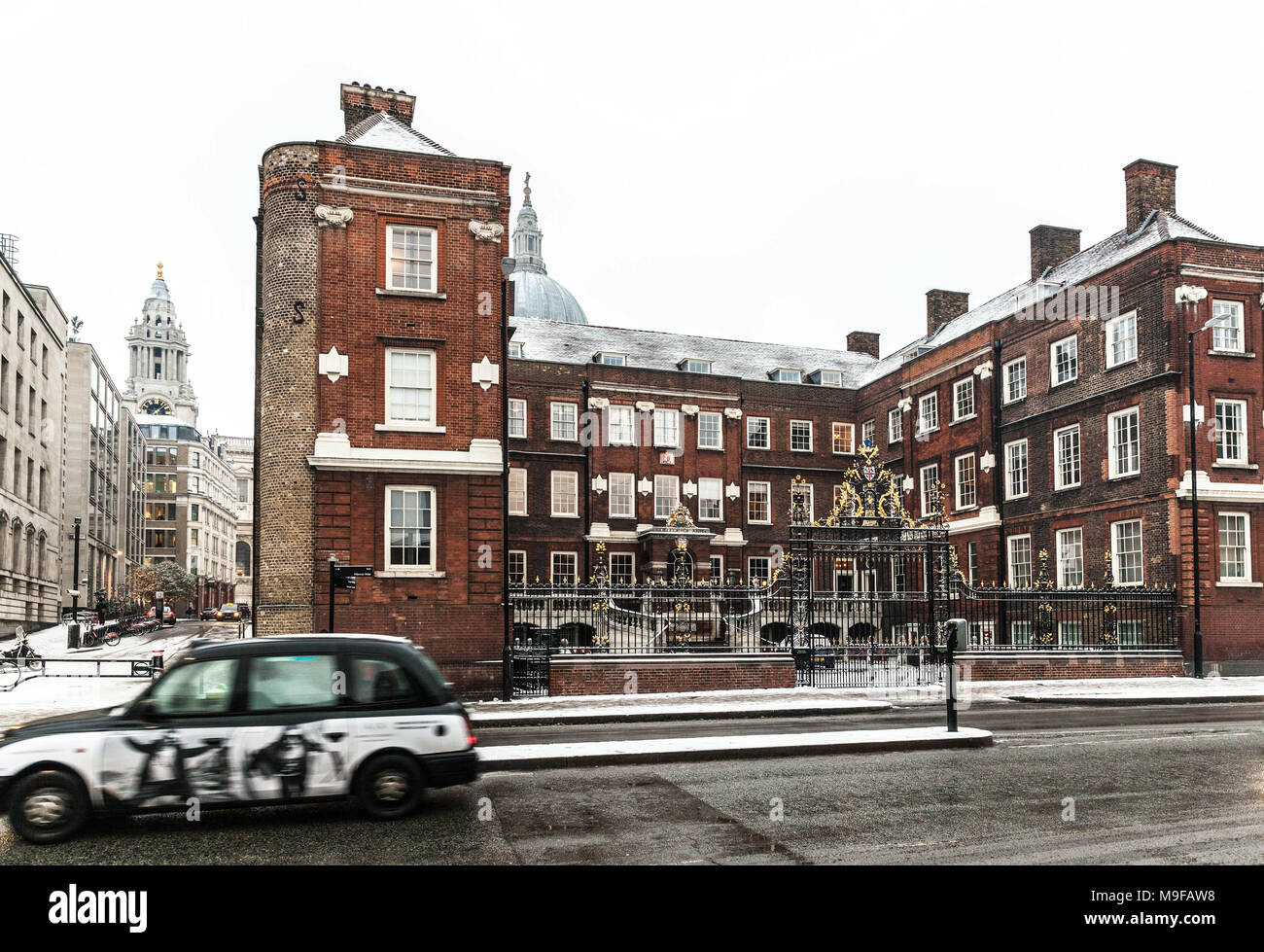 Collegio dei bracci visto dal Queen Victoria Street, London, EC4V, Inghilterra, Regno Unito. Foto Stock