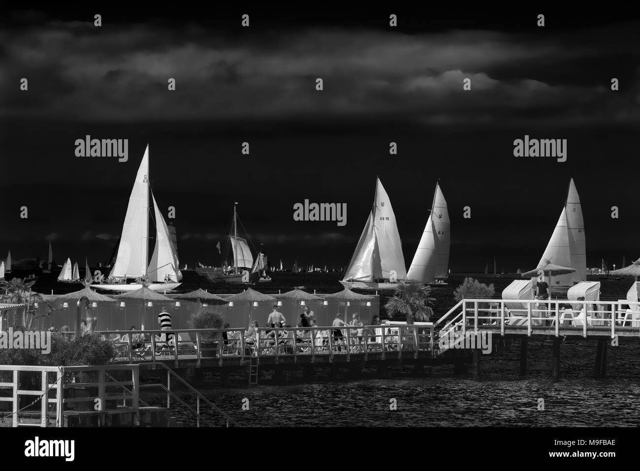 Barche a vela sul fiordo di Kiel durante "Kiel settimane' o 'Kieler Woche' in tutto il mondo il più grande evento di vela, Kiel, Schleswig-Holstein, Germania Foto Stock