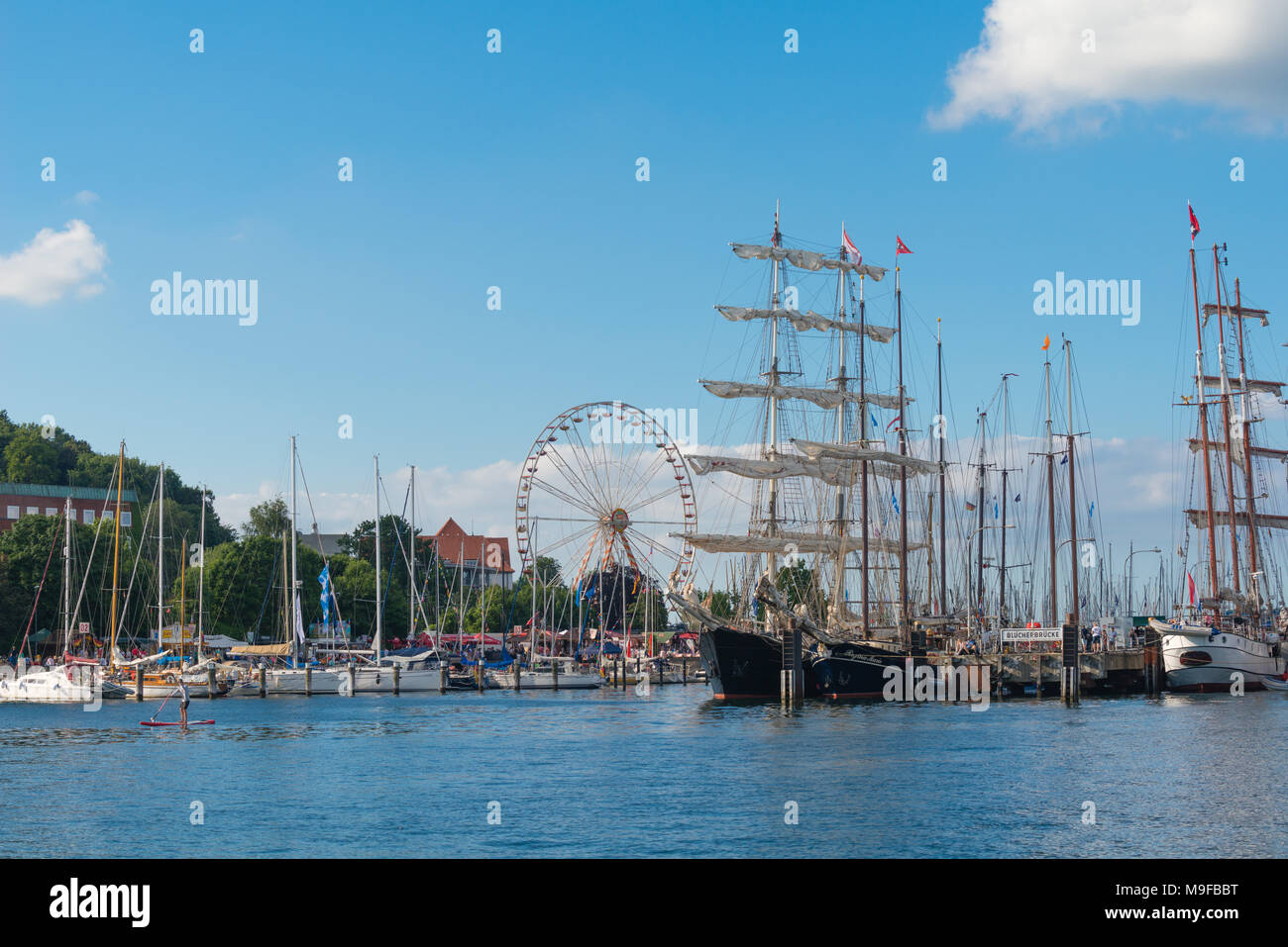 Barche a vela e tall ships presso il molo nel fiordo di Kiel, Kiel Week, Kiel, Schleswig-Holstein, Germania, Europa Foto Stock