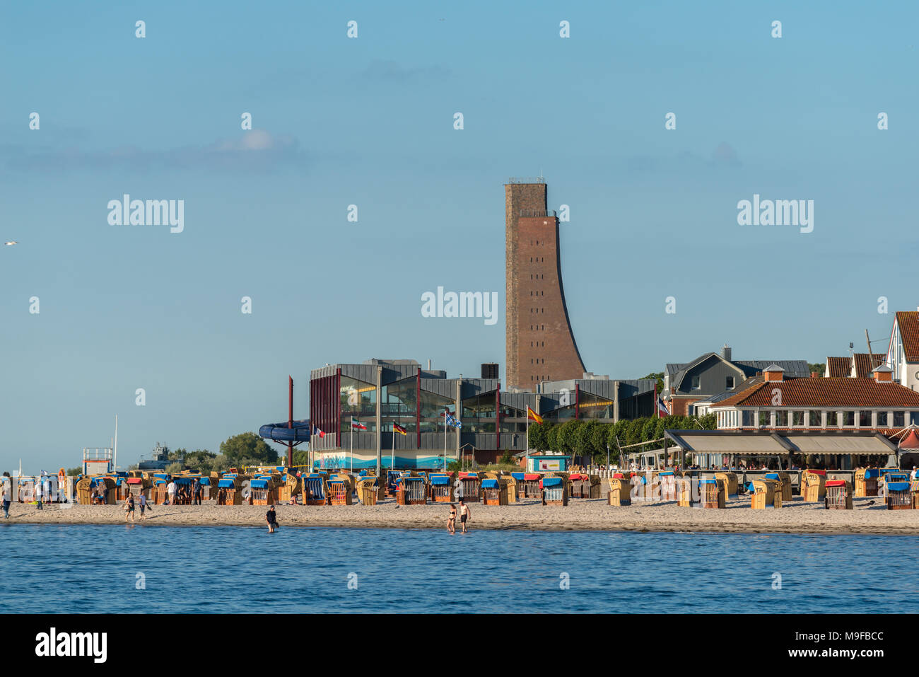 Samall località balneare di Laboe sul fiordo di Kiel con il suo memoriale marino Torre del Mar Baltico, Schleswig-Holstein, Germania Foto Stock