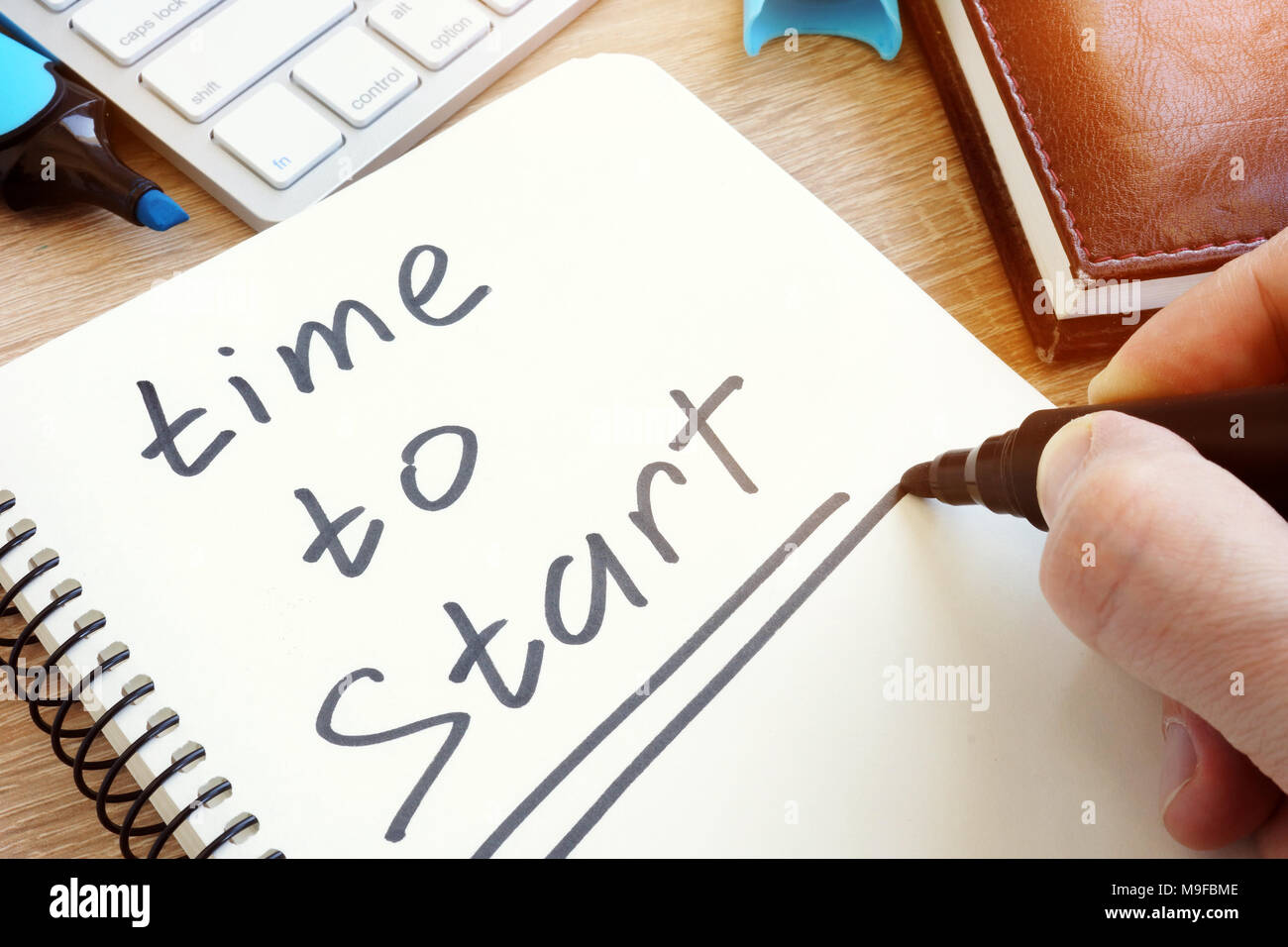 Uomo tempo di scrittura per iniziare in una nota. Foto Stock