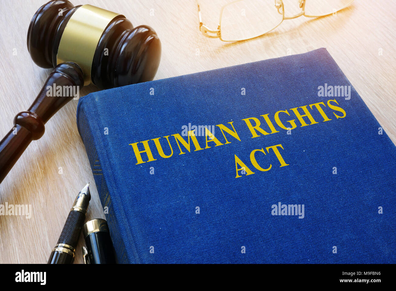 Legge sui diritti umani e martello su un tavolo. Foto Stock