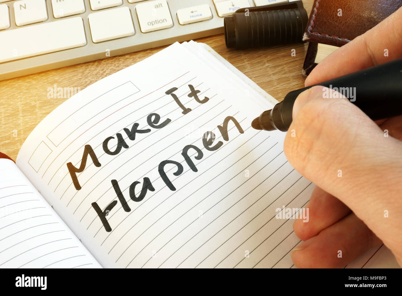 L'uomo la scrittura di realizzarlo in una nota. Foto Stock