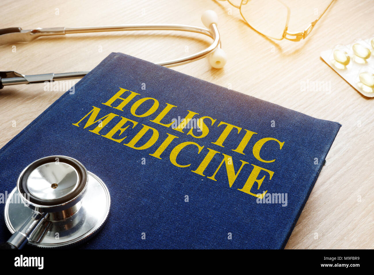 Libro sulla medicina olistica e stetoscopio. Foto Stock