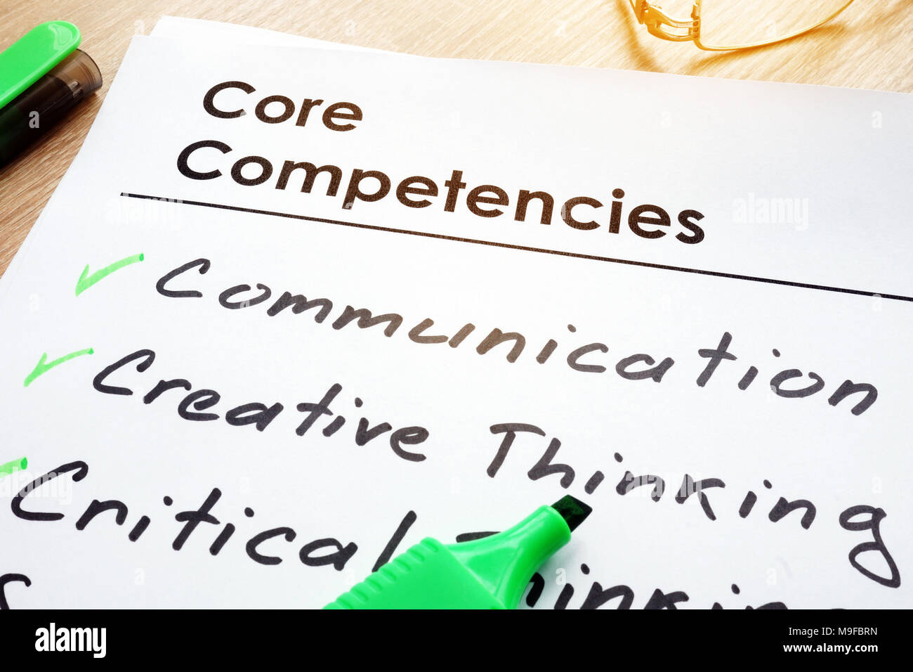 Le competenze di base di elencare su un tavolo per ufficio. Foto Stock