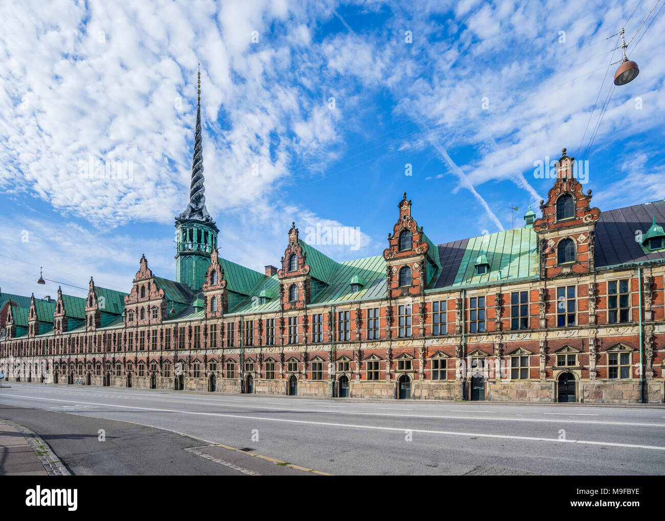 La Danimarca, la Zelanda, Copenaghen, vista della Børsen, Royal Exchange, l'ex borsa con il suo distintivo guglia, conformata come code di quattro dr Foto Stock