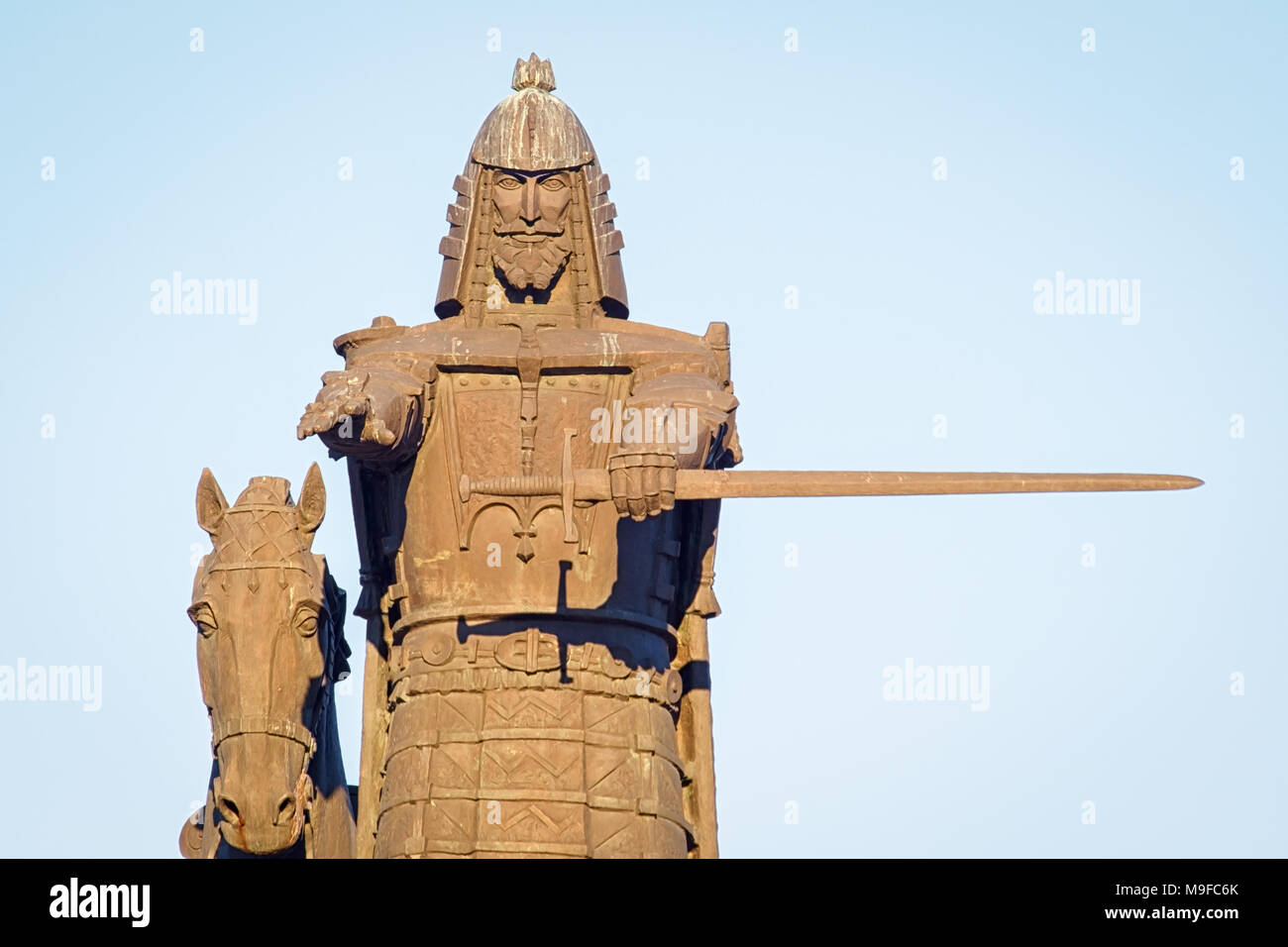 VILNIUS, Lituania-marzo 24, 2018: Monumento al Granduca Gediminas da Vytautas Kašuba e Mindaugas Snipas sul cielo chiaro sfondo Foto Stock