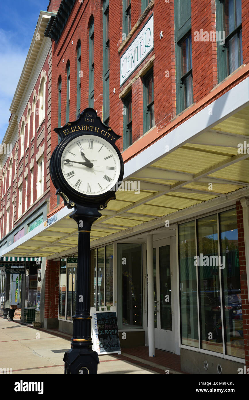 L'angolo orologio sulla strada principale del centro storico di Elizabeth City, una piccola città nelle zone rurali del nord-est della Carolina del Nord. Foto Stock