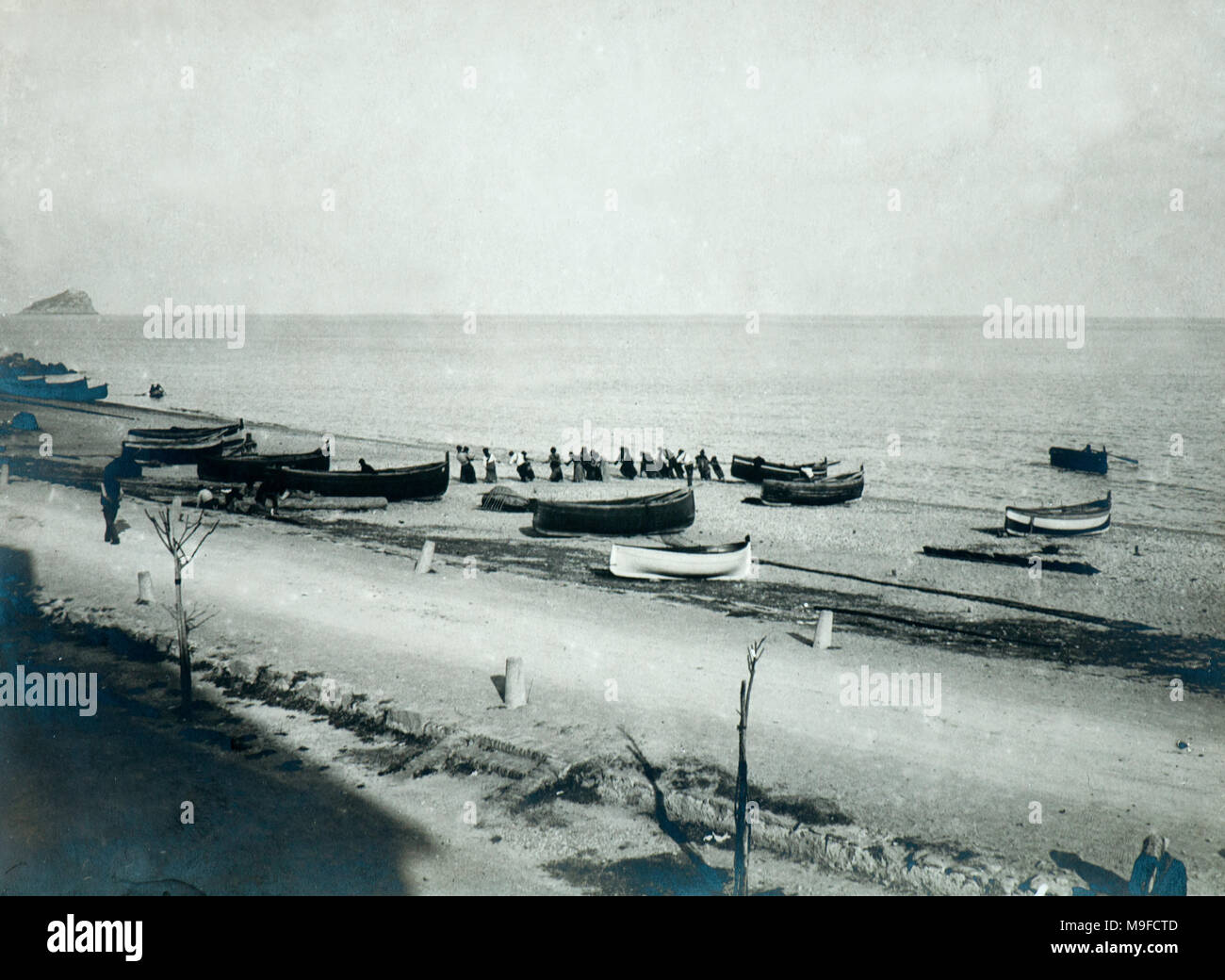 La foto mostra le attività di pesca lungo la costa lugurian negli anni venti (sulla sinistra isola Gallinara) Foto Stock