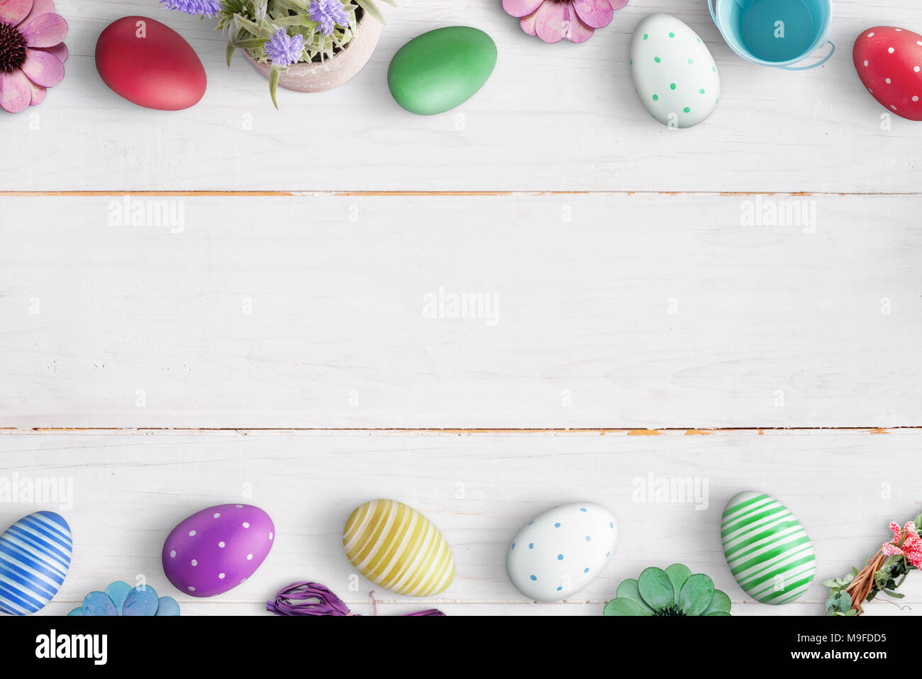 Pasqua immagine di sfondo con spazio libero per il testo. Vista superiore del bianco superficie di legno. Foto Stock