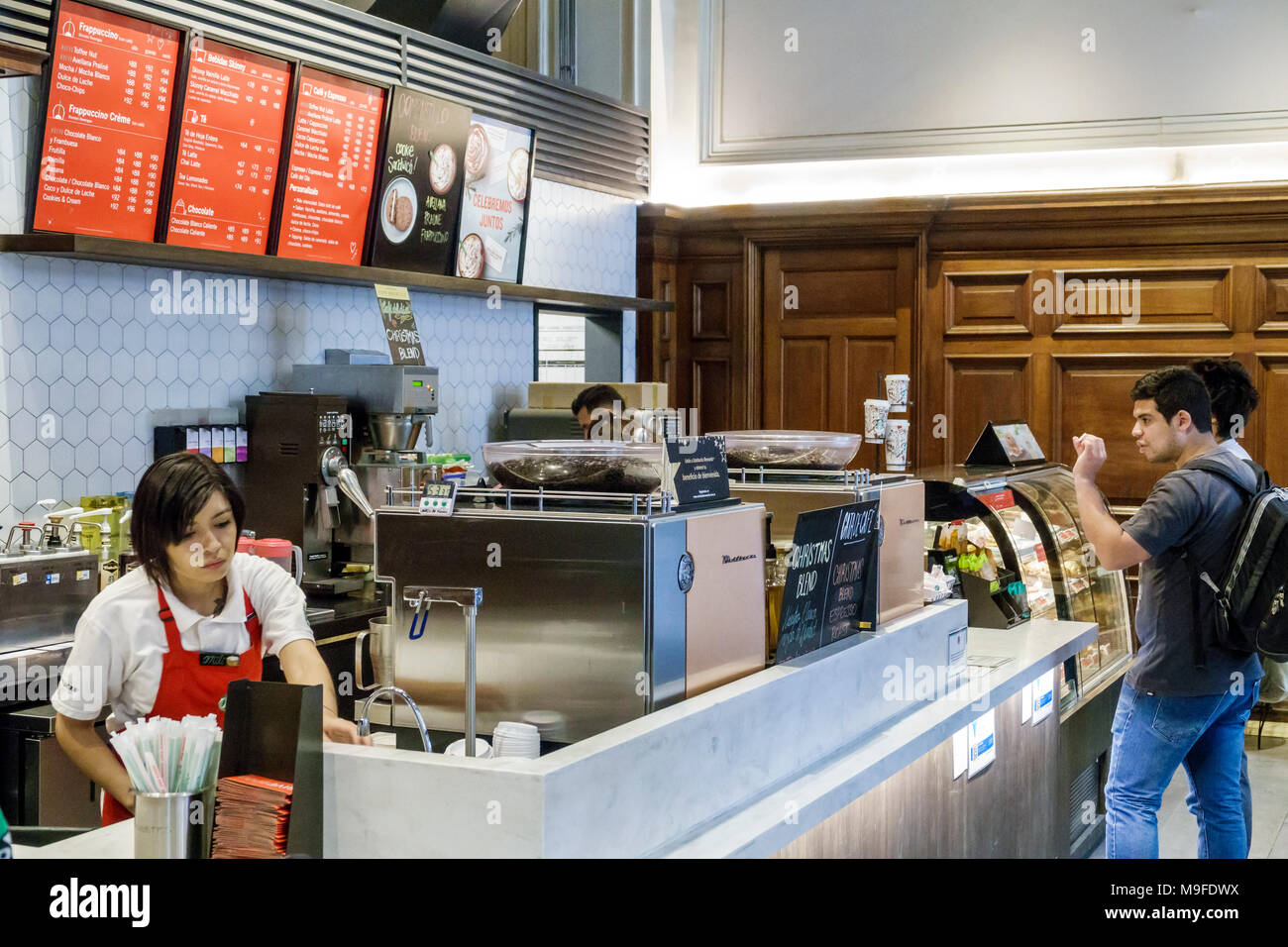 Buenos Aires Argentina,Estacion Retiro stazione ferroviaria,Starbucks Coffee,coffee house,interior Inside,donna femminile donne,uomo maschio,barista,cliente,cou Foto Stock
