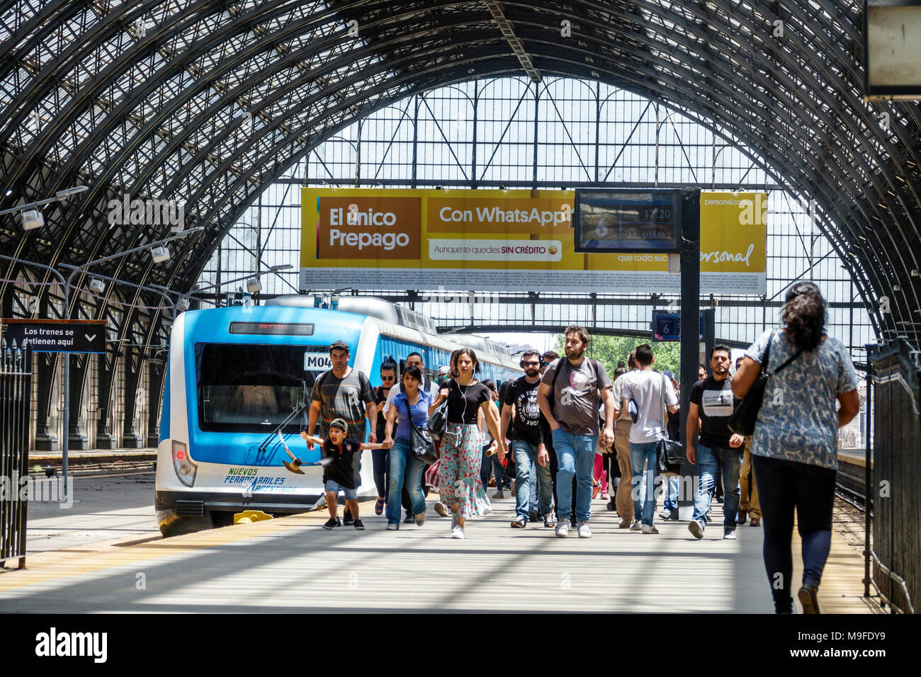 Buenos Aires Argentina,Estacion Retiro stazione ferroviaria,piattaforma,stazione ferroviaria,pendolari passeggeri,uomo uomini maschio,donna donne,famiglia famiglie pa Foto Stock