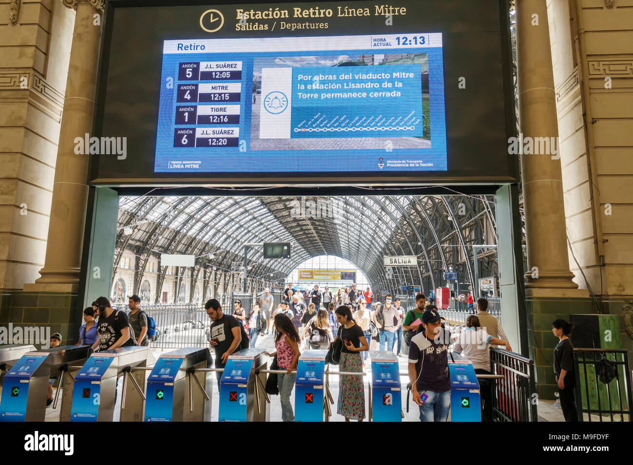 Buenos Aires Argentina, Estacion Retiro stazione ferroviaria, piattaforma, terminal ferroviario, partenze, segnale digitale, tornelli, pendolari passeggeri, ispanico, ARG171 Foto Stock