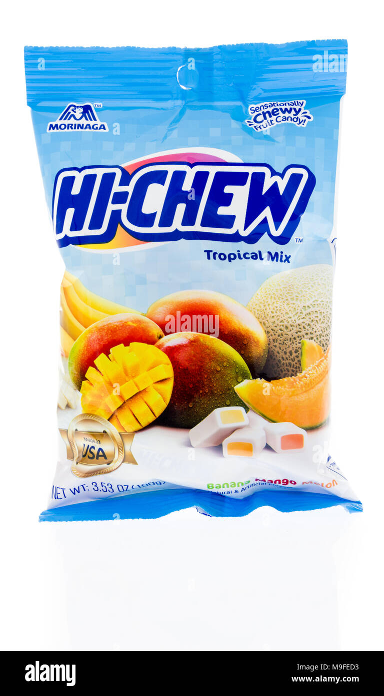 Winneconne, WI - 27 Febbraio 2018: un sacco di Hi-Chew tropical mix candy isolato su un background. Foto Stock