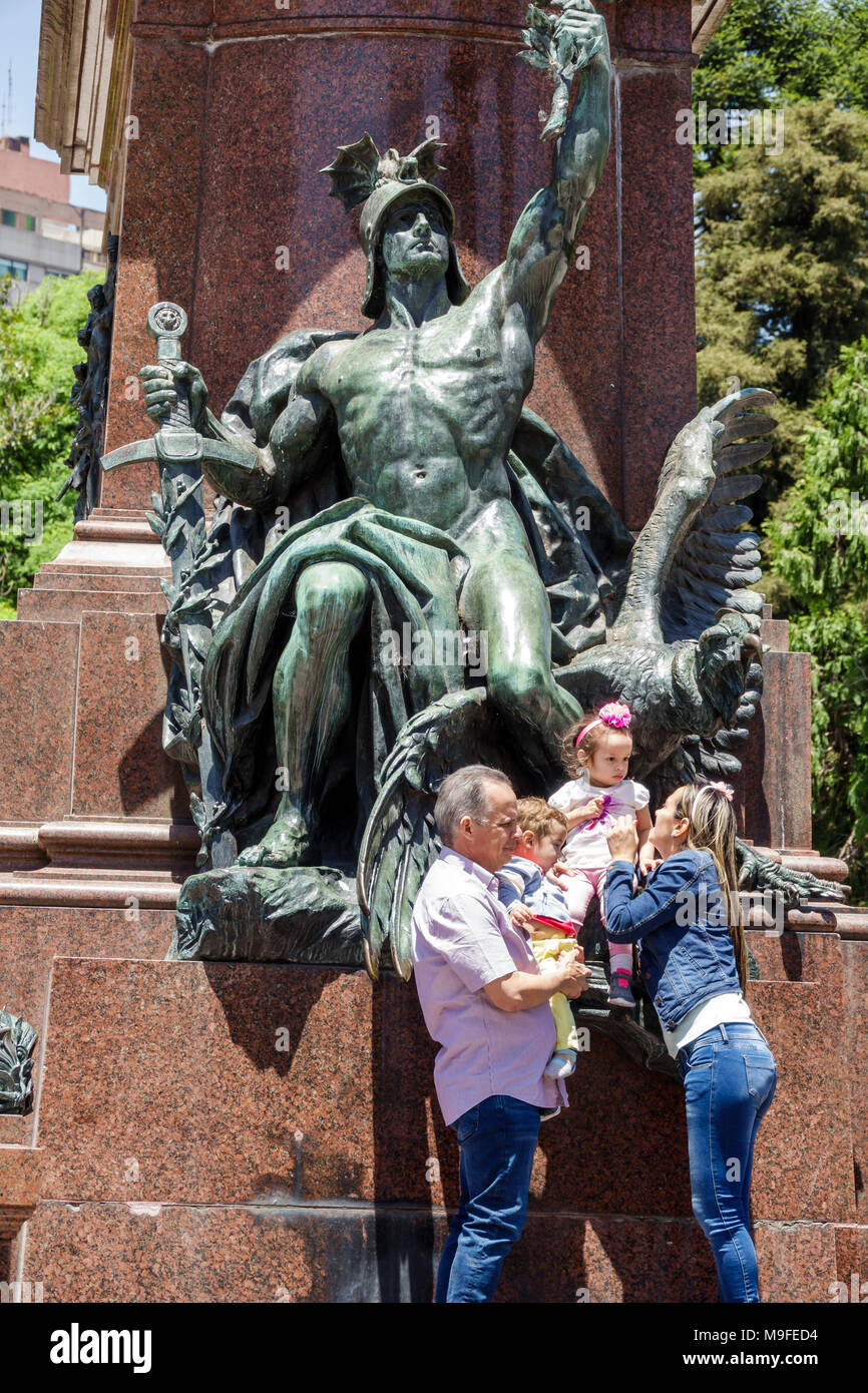 Monumento generale di jose de san martin sulla plaza san martin ...