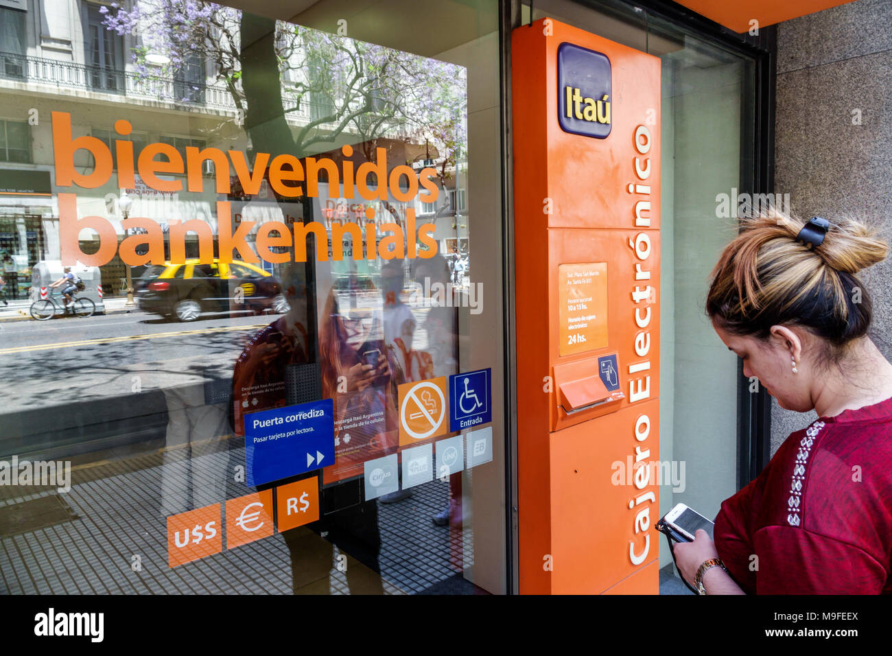 Buenos Aires Argentina,Retiro,Itau Bank,donna donne,bancomat,bancomat,contanti,ingresso,porta,cartello di benvenuto,ispanico,ARG171128167 Foto Stock