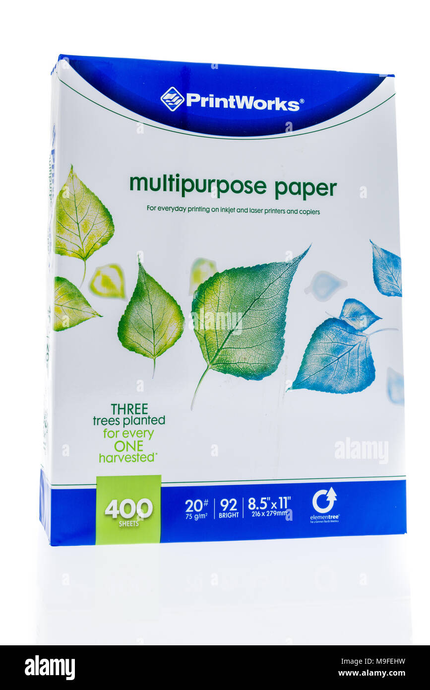 Winneconne, WI - 15 Marzo 2018: una risma di PrintWorks carta della stampante su un isolato sfondo. Foto Stock
