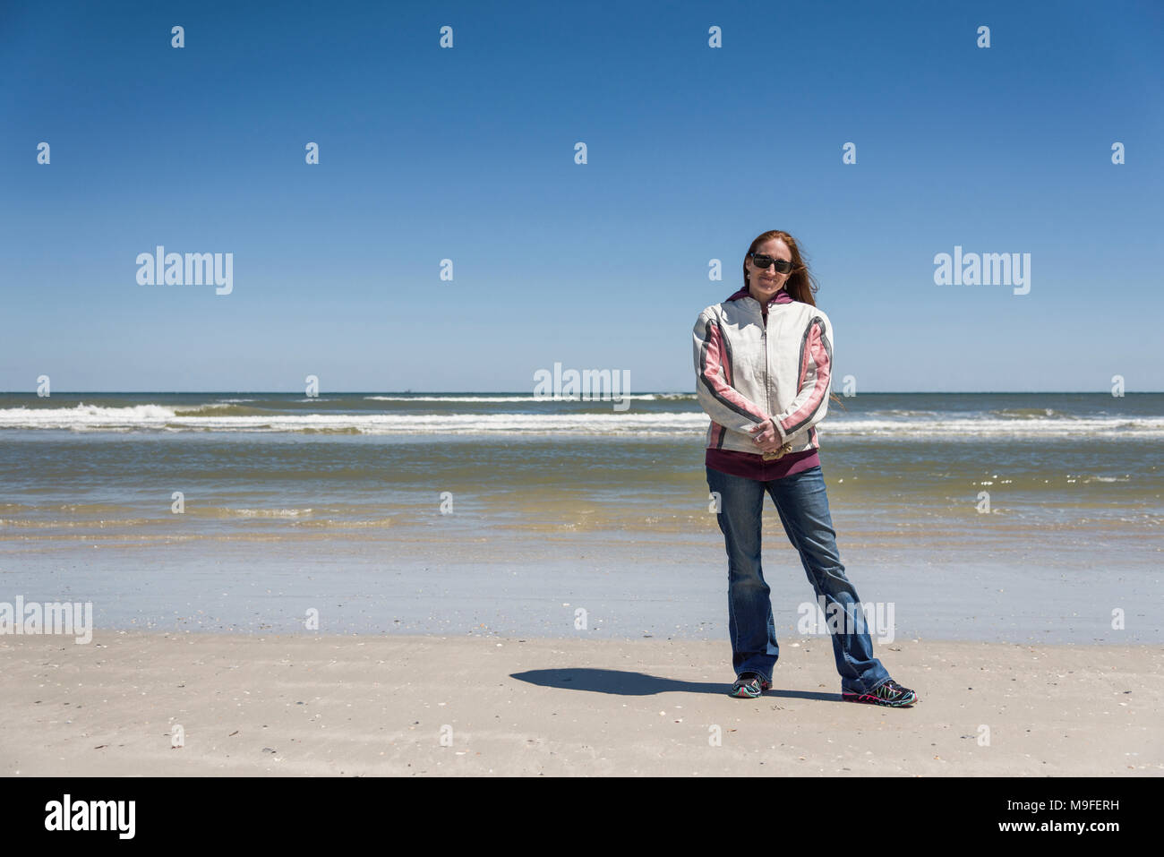 Attraente capelli rossi donna su New Smyrna Beach, Florida, Stati Uniti d'America Foto Stock