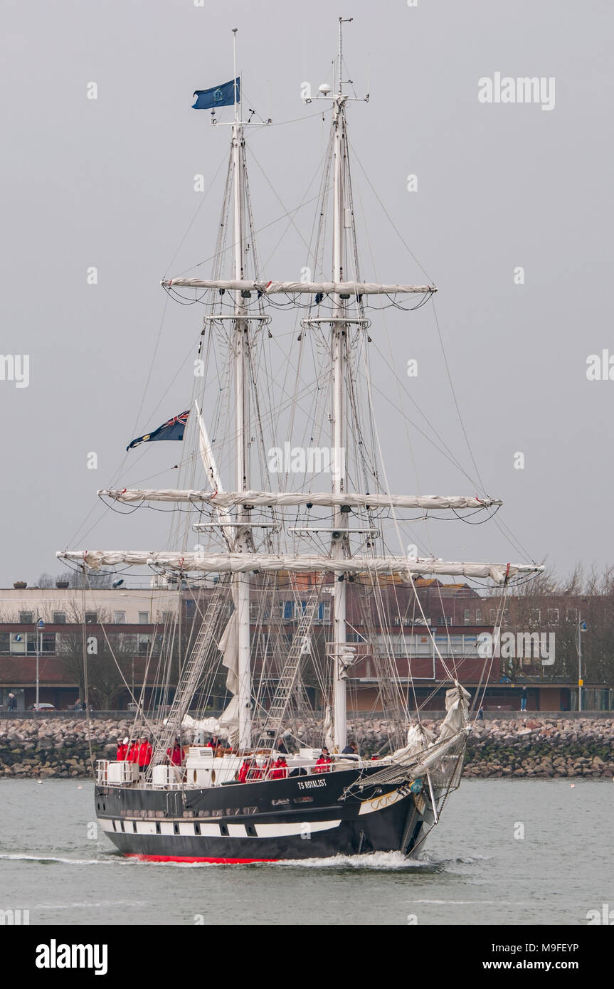 Il mare di Cadetti Sail Training ammiraglia, TS Royalist, uscire il porto di Portsmouth, Regno Unito il 25 marzo 2018. Foto Stock