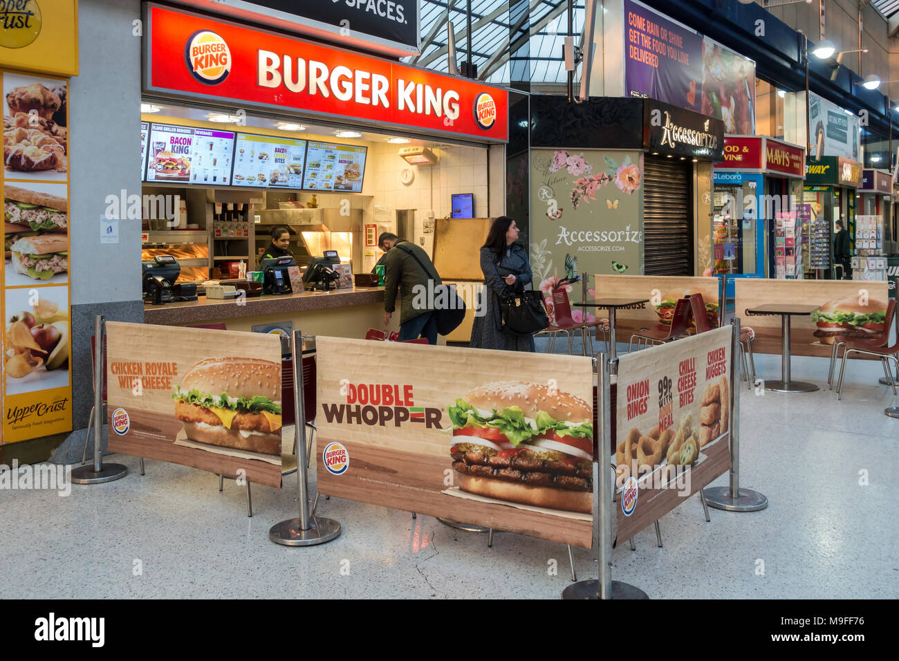 Un Burger King in negozio il concourse a lettura Stazione ferroviaria NEL REGNO UNITO. Foto Stock