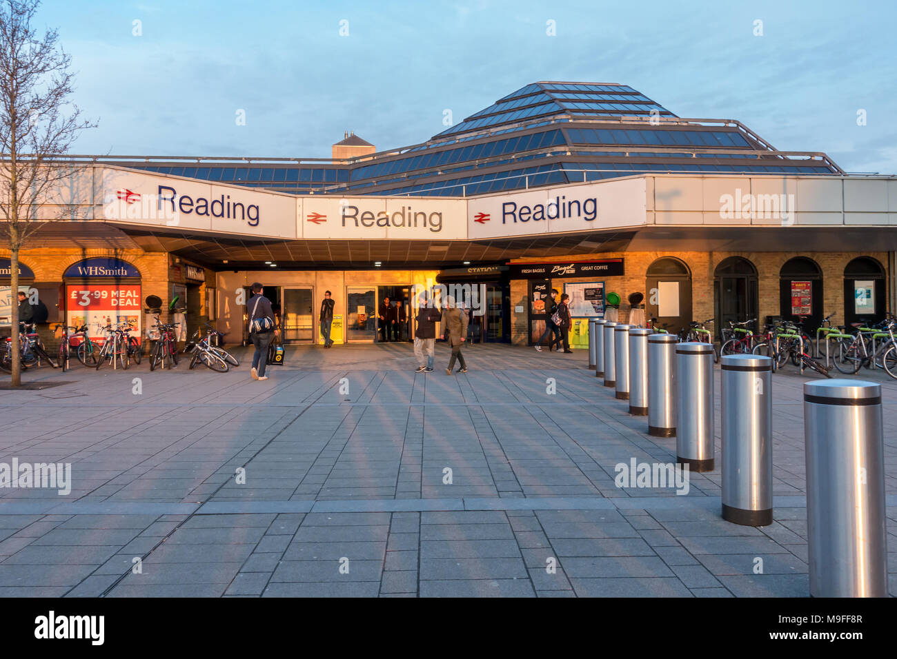 Una linea di metallo paracarri formano una barriera per proteggere pedoni forma attentato terroristico con veicoli a motore al di fuori di lettura Stazione ferroviaria NEL REGNO UNITO Foto Stock