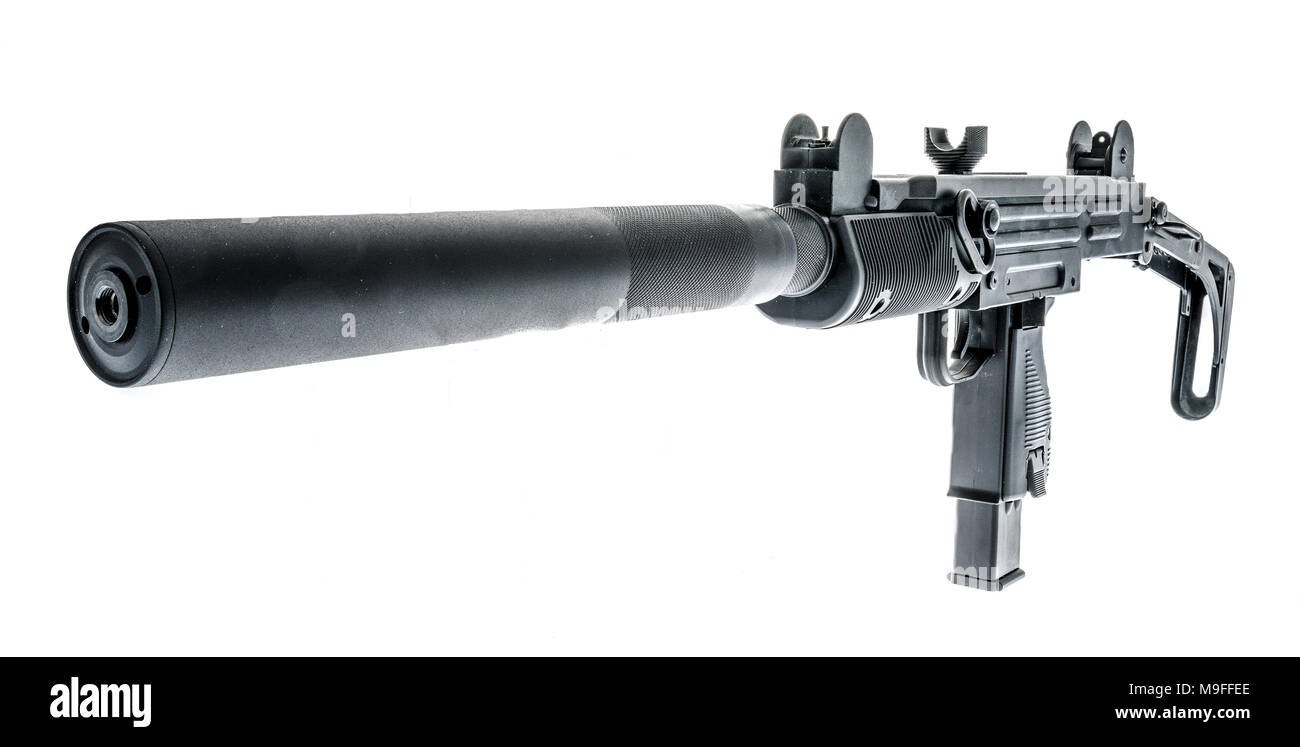 Un UZI con un silenziatore e il magazzino esteso isolato su un background. Foto Stock