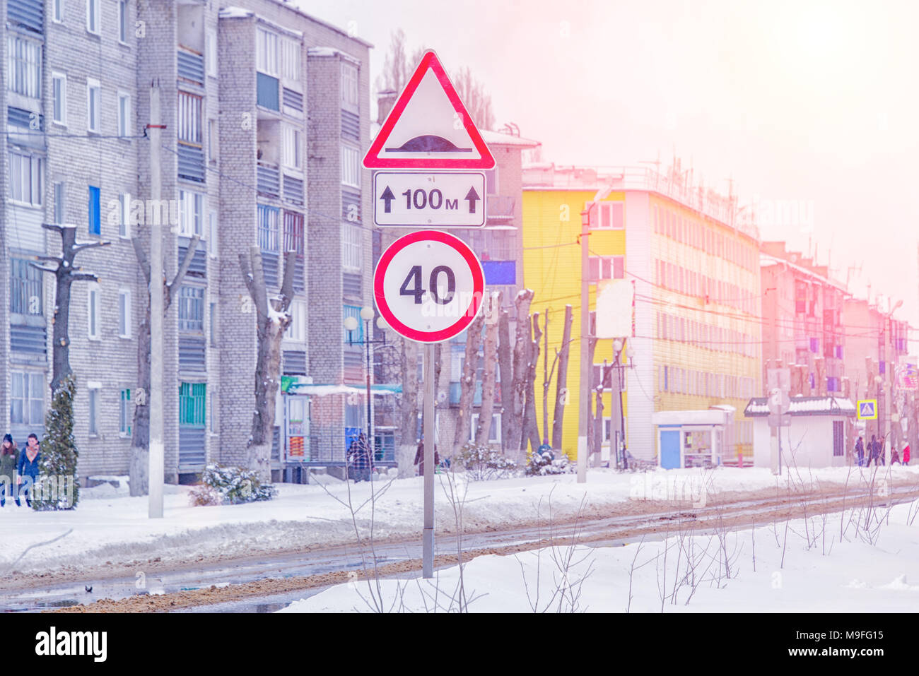 Cartello stradale limitando quaranta chilometri e chilometri su strada invernale nella città Foto Stock