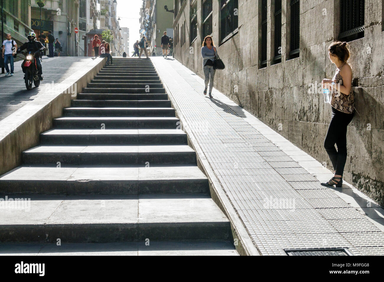 Buenos Aires Argentina, Microcentro, centro finanziario, strada pedonale, salita, scale, donna donne, ombra, passeggiate, ispanica, ARG171128226 Foto Stock