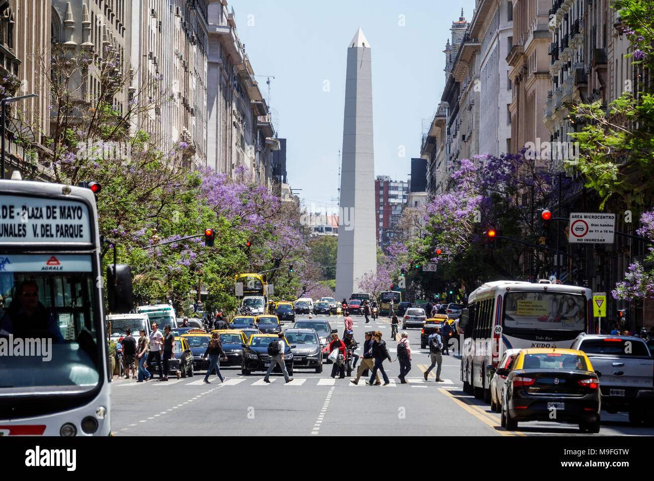 Buenos Aires Argentina, Diagonal Norte, Avenida Roque Saenz pena, Obelisco, Obelisco, monumento storico nazionale, punto di riferimento, traffico di strada, pedoni, taxi, bu Foto Stock