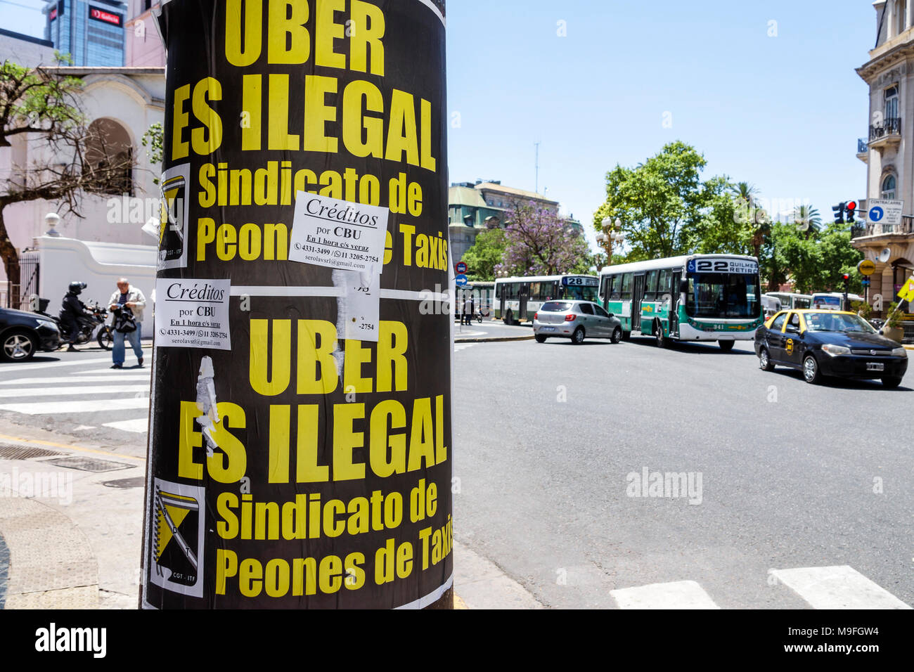 Buenos Aires Argentina, Plaza de Mayo, flyposting, flyer, poster di protesta, anti Uber, tassisti sindacali, ispanico, ARG171128277 Foto Stock