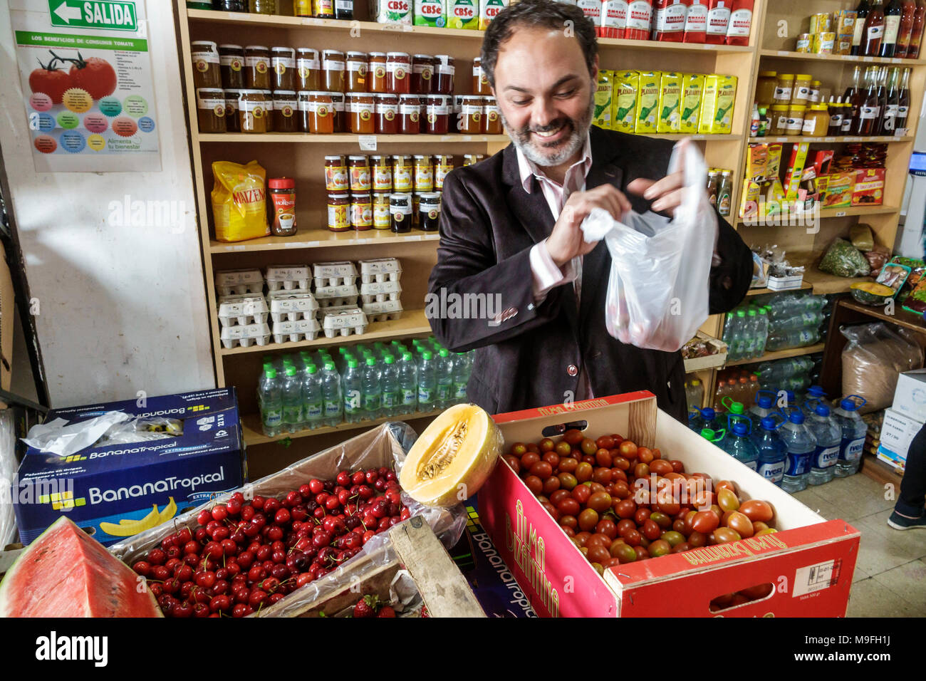 Buenos Aires Argentina,Verduleria de las Luces,greengrogier,produce mercato,cassette di frutta,ciliegie,pomodori,vendita display uomo maschio,shopping shopper sh Foto Stock Buenos Aires Argentina,Verduleria de las Luces,greengrogier,produce mercato,cassette di frutta,ciliegie,pomodori,vendita display uomo maschio,shopping shopper sh Foto Stock
