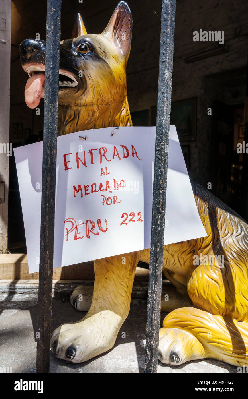 Buenos Aires Argentina, Manzana de las Luces, storia storica complesso culturale, mercato di antiquariato, negozio di articoli da regalo, vetrine, personaggio cani in ceramica, visitatori Foto Stock