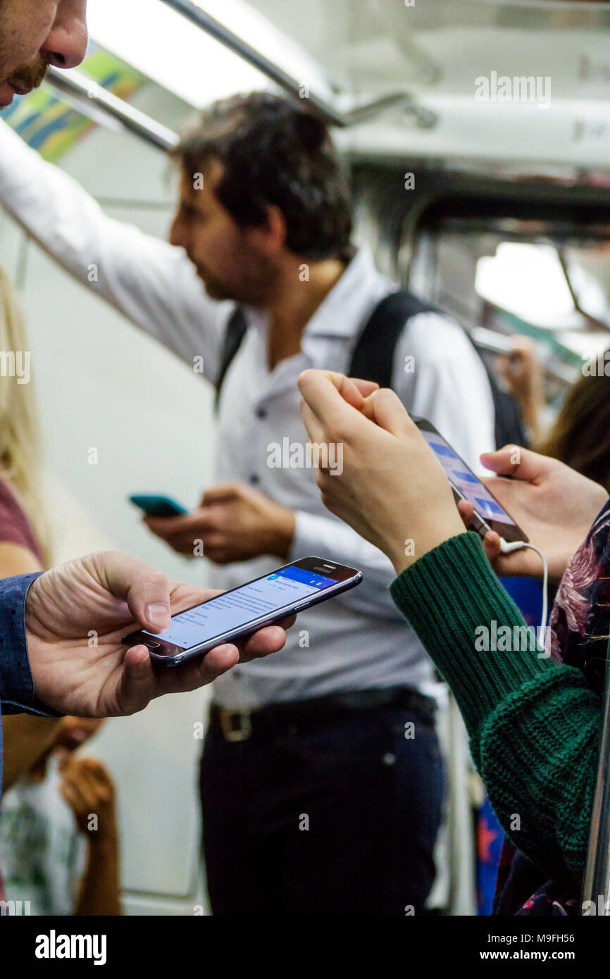 Buenos Aires Argentina, Subte treno metropolitana, uomo uomini maschio, donna donne, pendolari passeggeri, cabina, interno, in piedi, utilizzando wifi smartphone ce Foto Stock