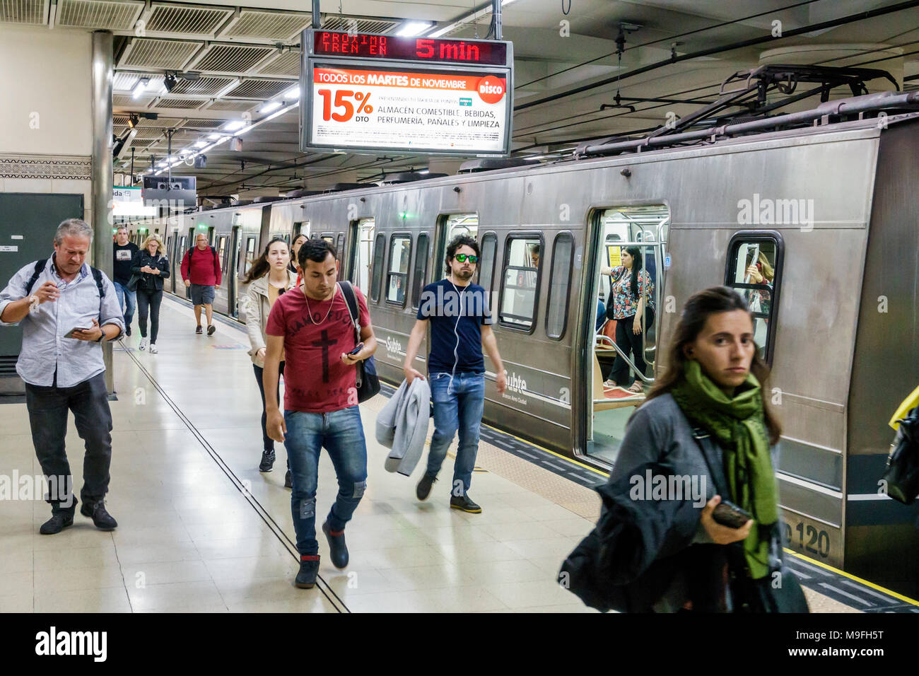 Buenos Aires Argentina, Subte linea D metropolitana, stazione di Juramento, interno, piattaforma, treno, uomo uomini maschio, donna donne, pendolari passeggeri, Hispa Foto Stock