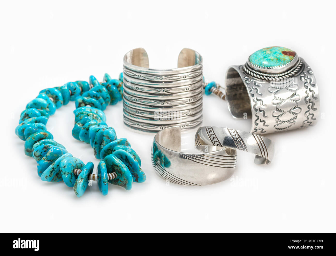 Black Bear mangiare cestino dal trash can in corrispondenza del bordo della strada in Upstate New York. Foto Stock