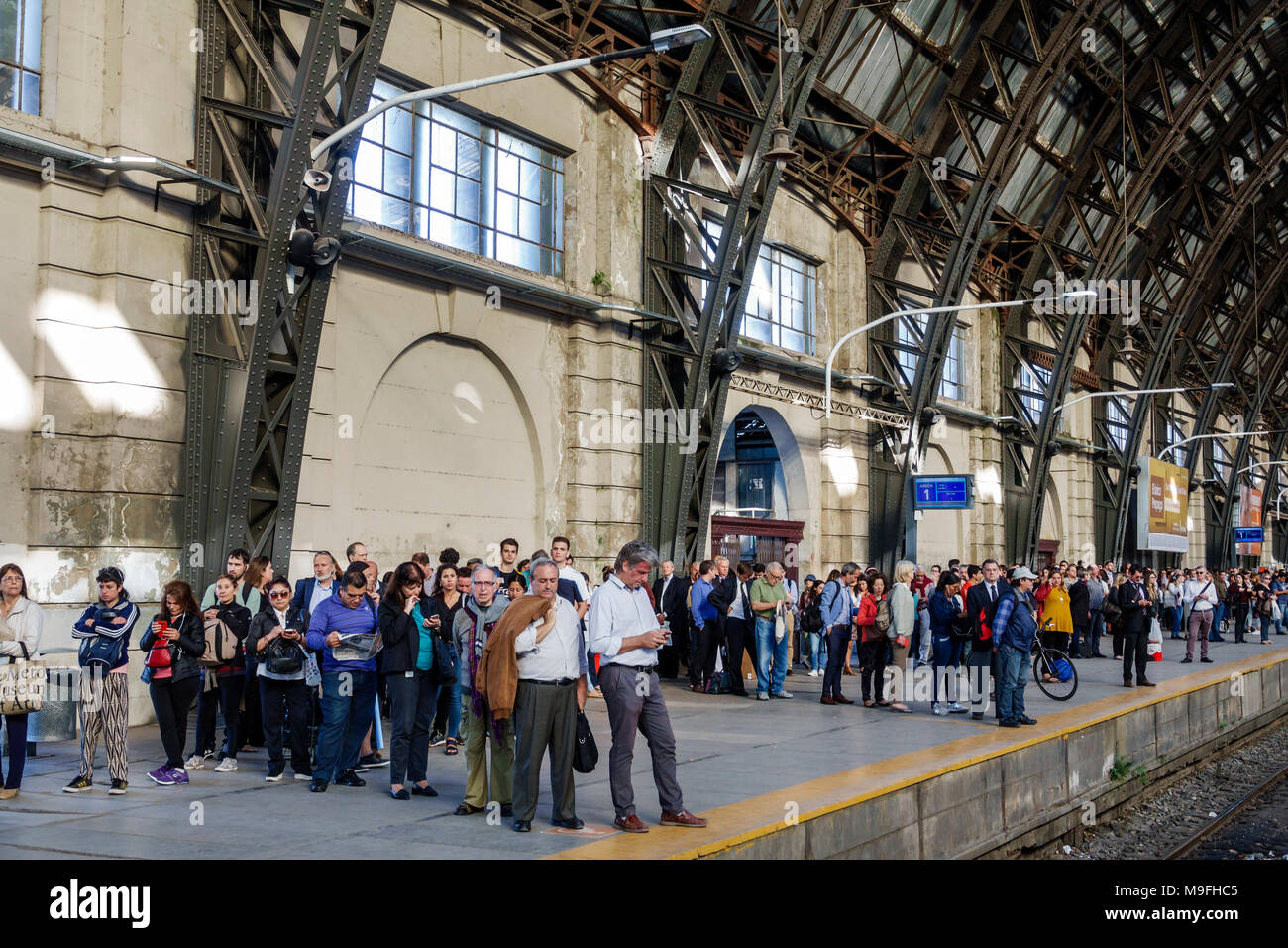 Buenos Aires Argentina, Estacion Retiro stazione ferroviaria, capolinea ferroviaria, piattaforma, piloti passeggeri pendolari, uomo uomini maschio, donna donne, in attesa, lin Foto Stock