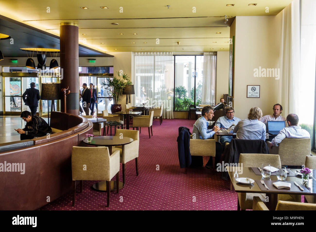 Buenos Aires Argentina,Sheraton Libertador,hotel,lobby,interno,incontro d'affari,uomo maschio,uomo d'affari,ispanico,ARG171130001 Foto Stock
